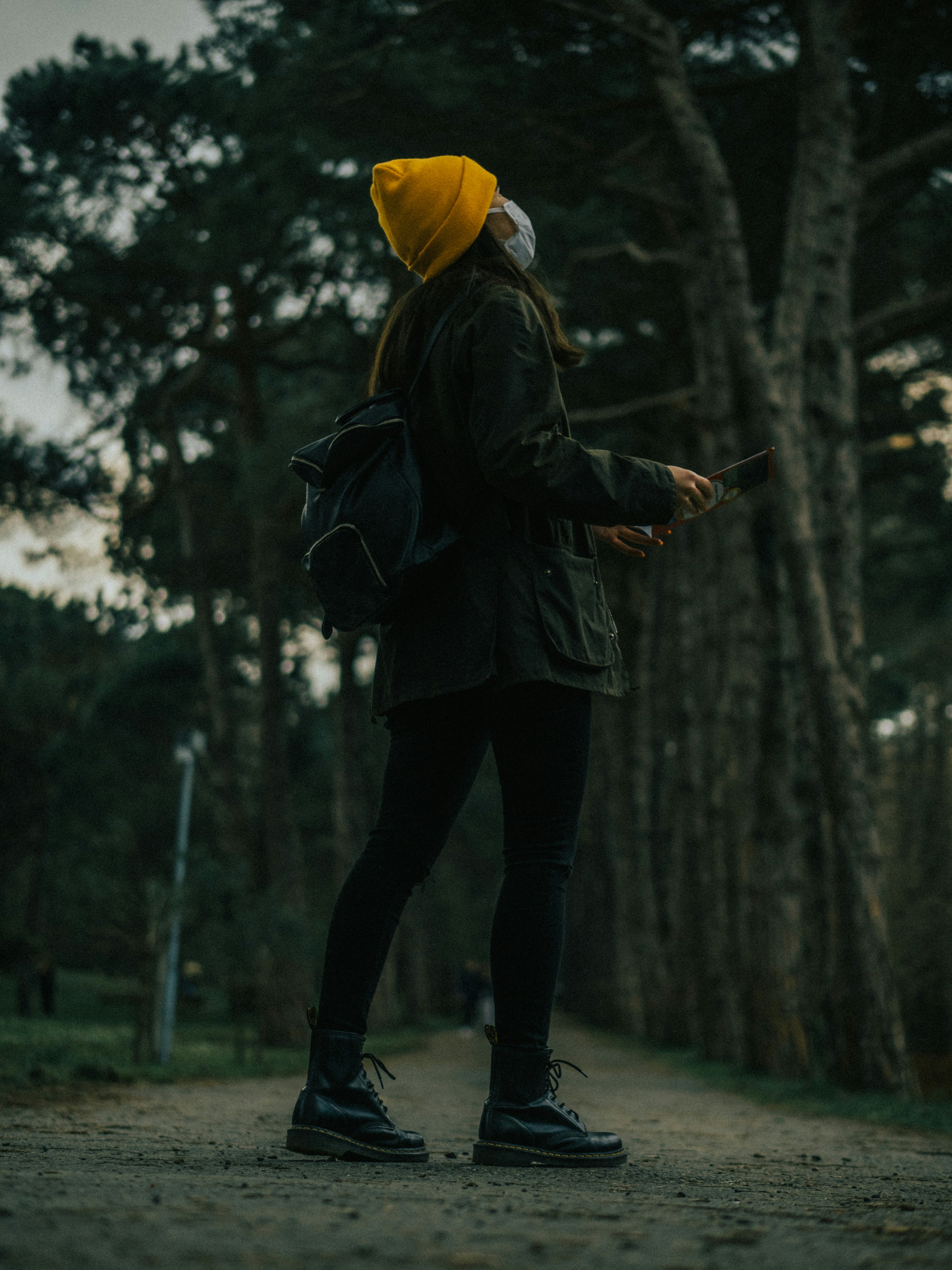 une personne avec un sac à dos et un téléphone cellulaire