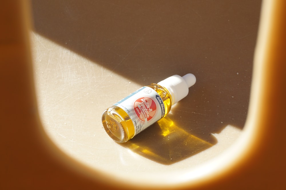 eine Flasche Sonnenblumenkernöl auf einem Tisch