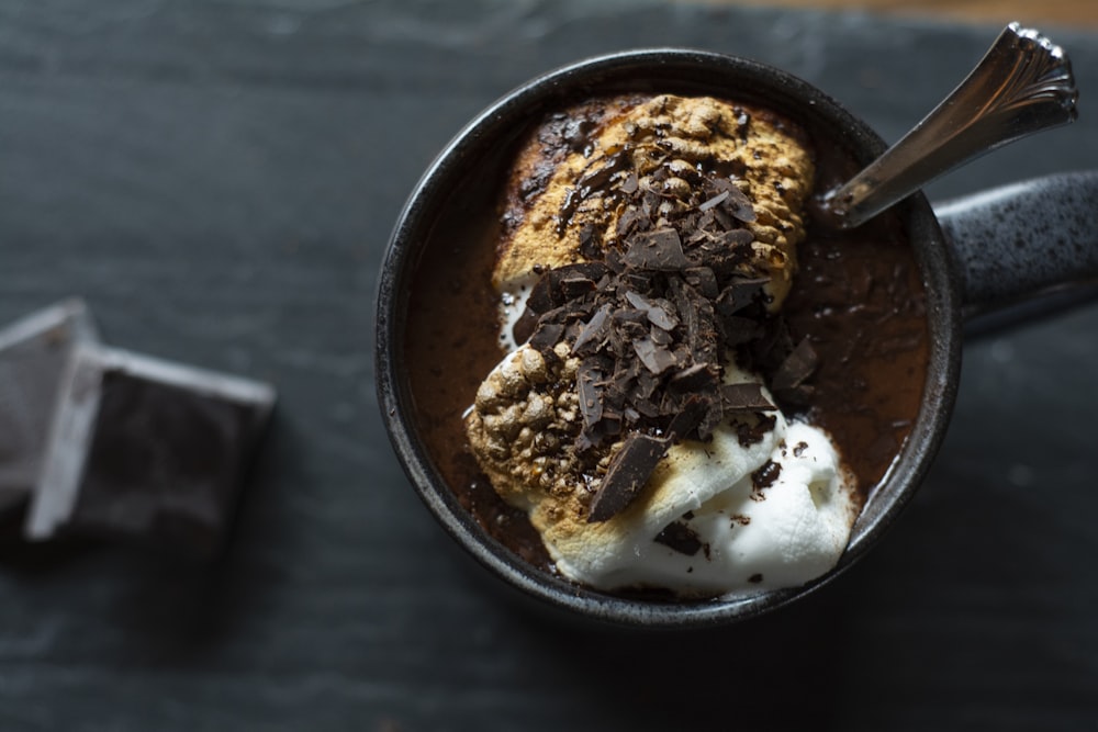 una taza de helado y chocolate sobre una mesa