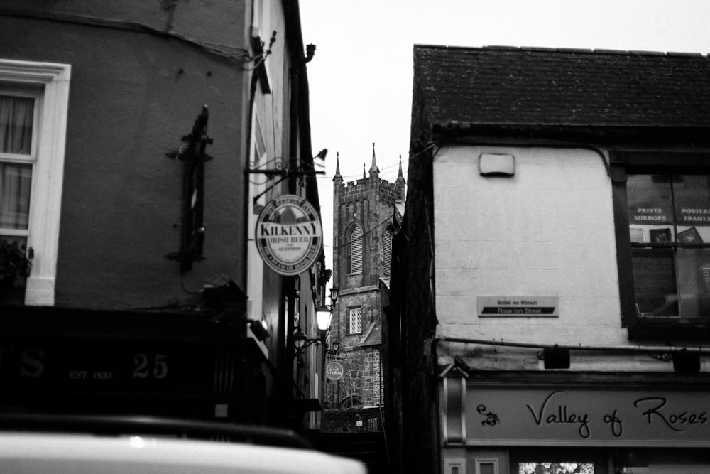 a black and white photo of a city street