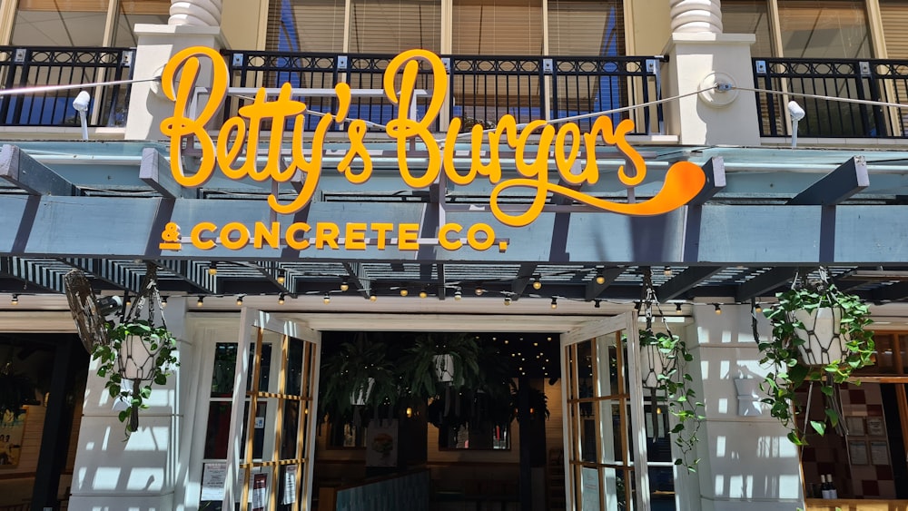 Der Eingang zu Betty's Burgers und Concrete Co