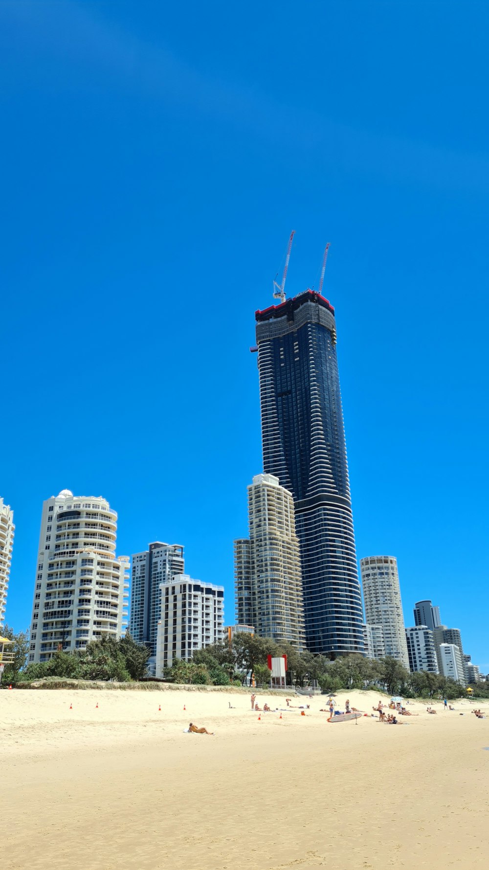 uma praia com um monte de edifícios altos no fundo