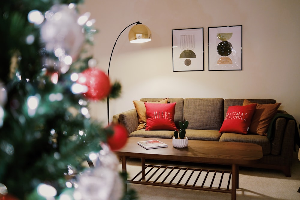 una sala de estar con un sofá y un árbol de Navidad