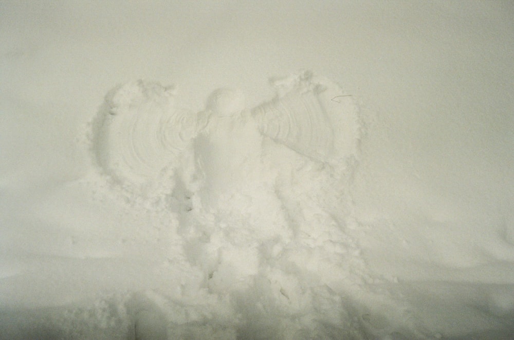 une personne debout dans la neige, les pieds dans la neige