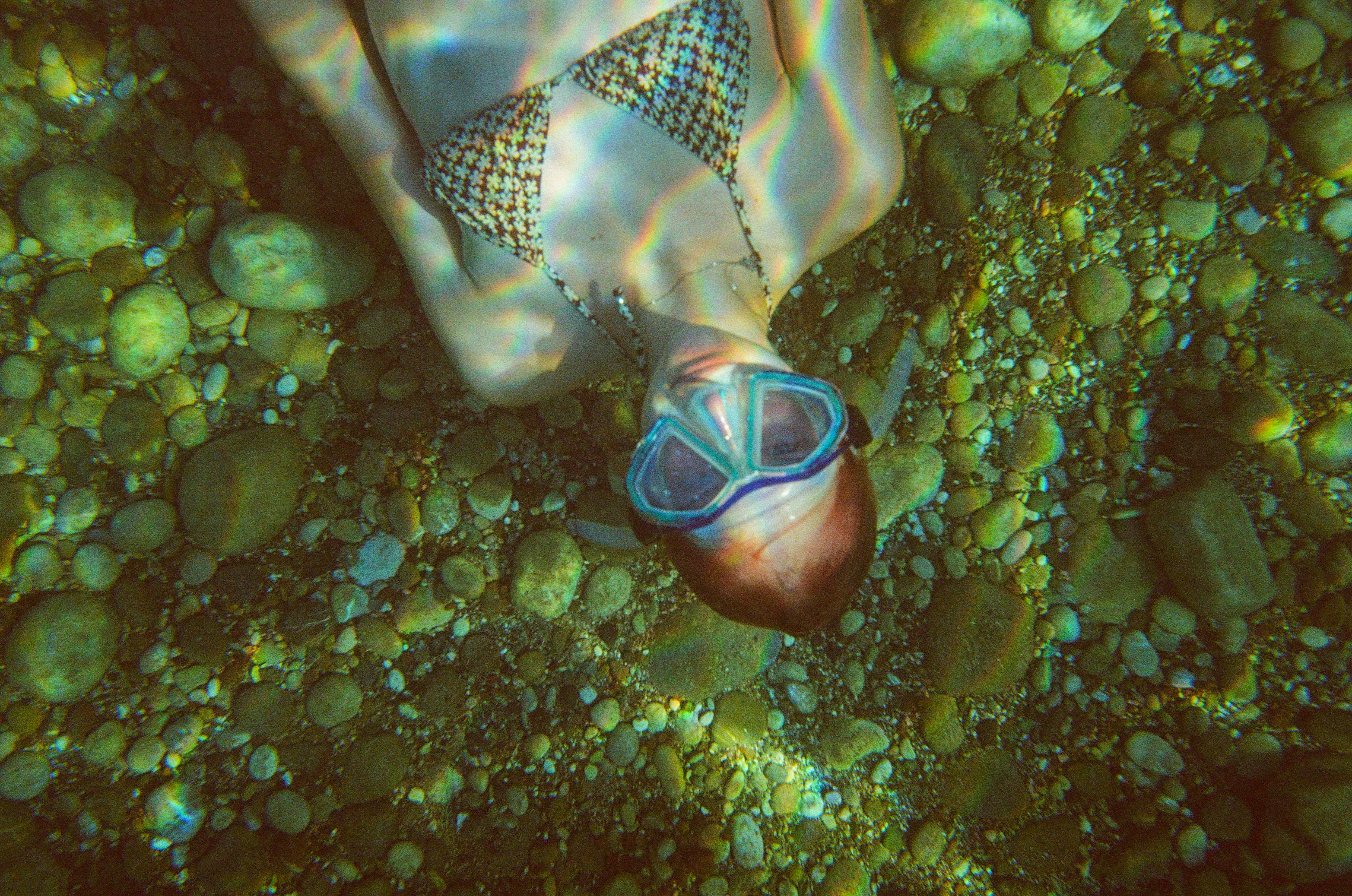 uma pessoa em pé no topo de um chão coberto de rocha