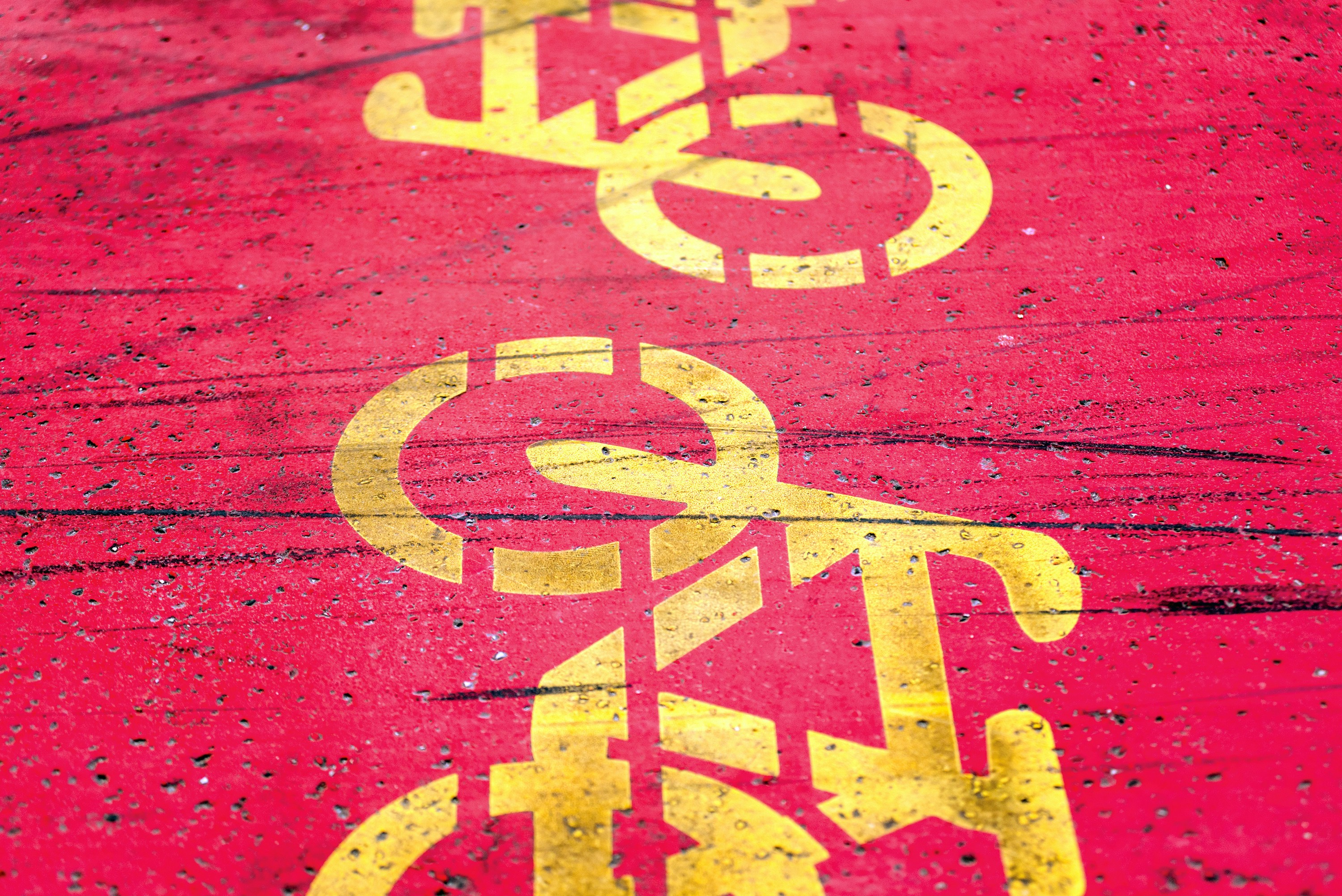 un primo piano di un cartello stradale dipinto a terra