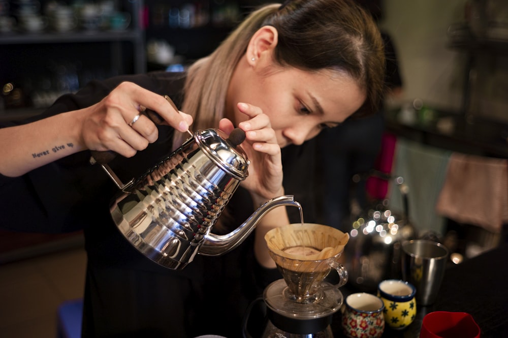 Una persona sentada en una mesa