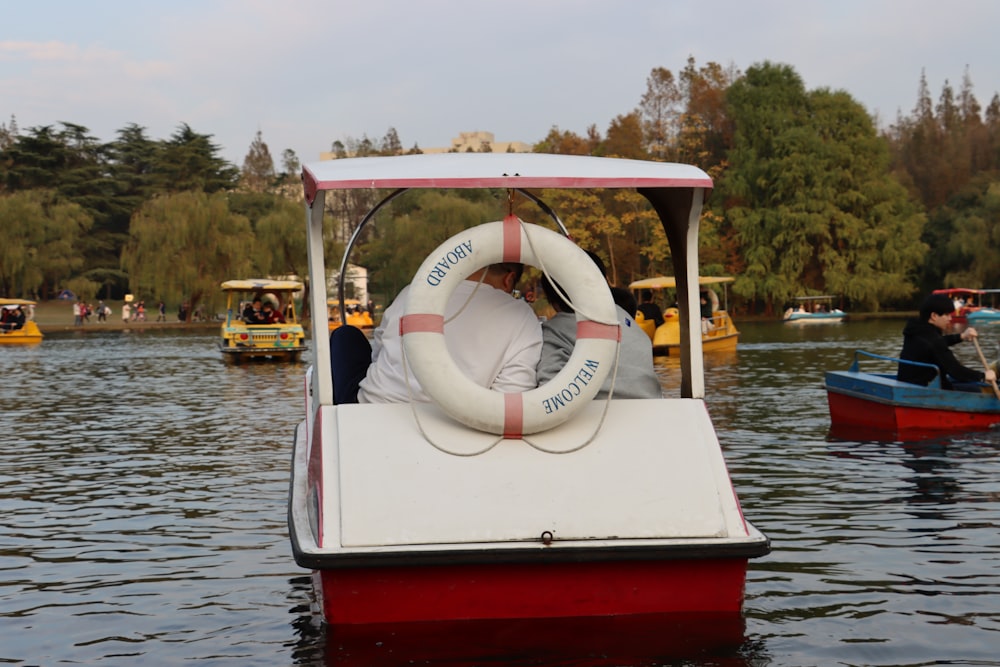 Un barco con salvavidas en el agua