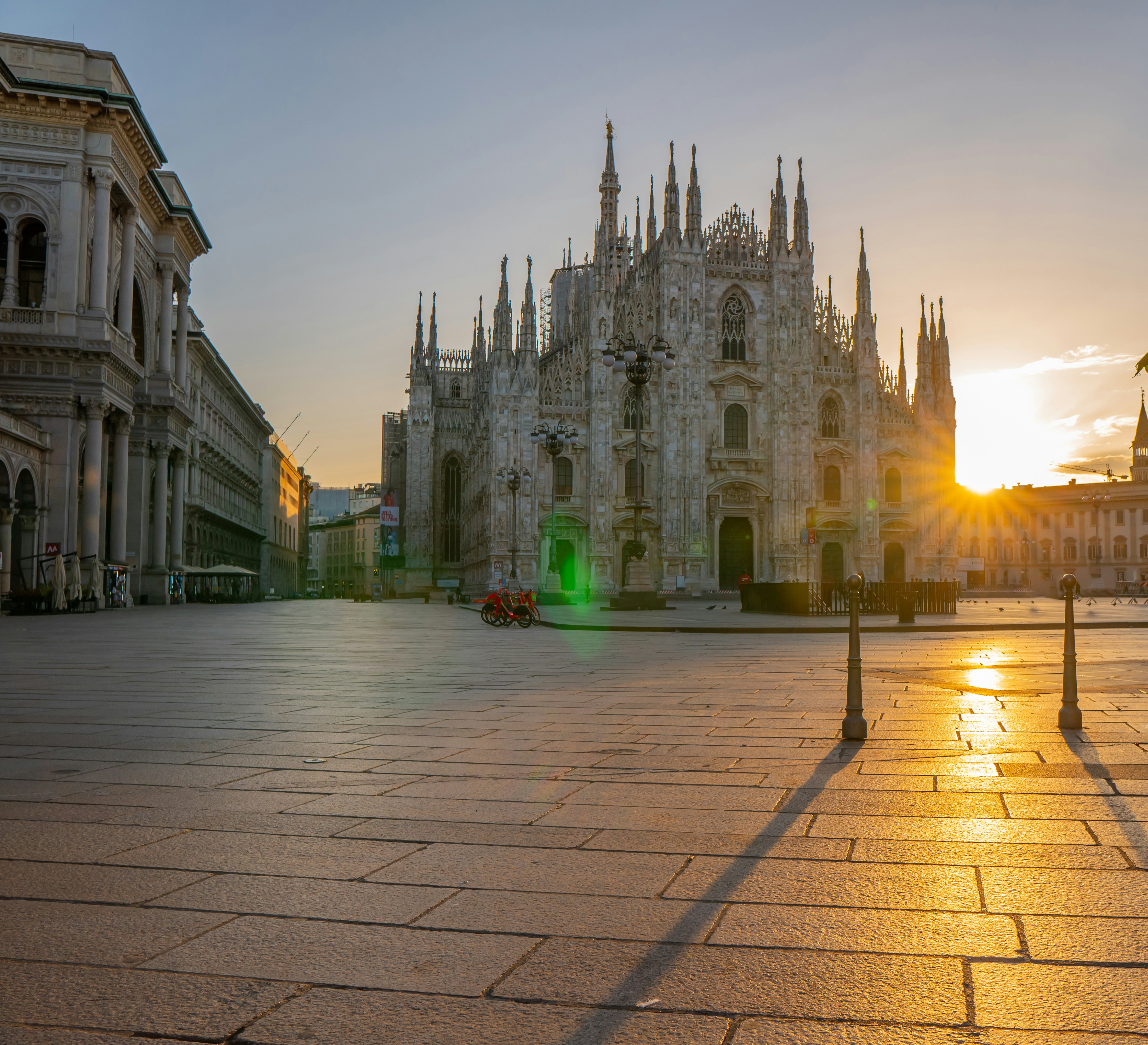 Die Sonne geht vor einer Kathedrale unter