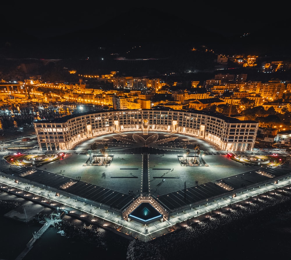 una veduta aerea di una città di notte