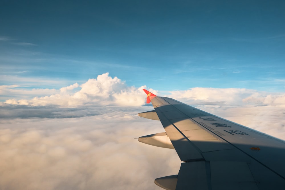 Der Flügel eines Flugzeugs, das über den Wolken fliegt