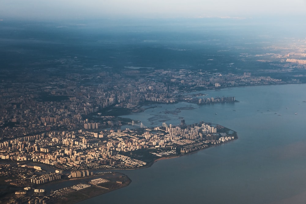 都市と水域の航空写真
