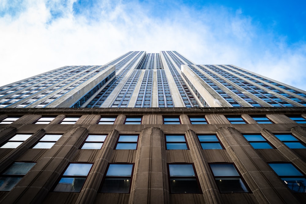 olhando para o topo de um edifício alto