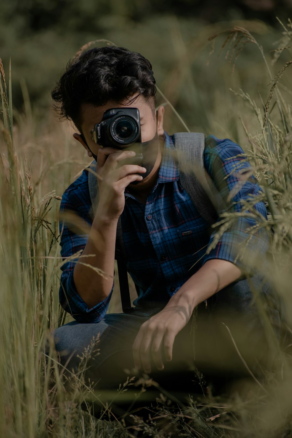 Un giovane che scatta una foto di se stesso in un campo