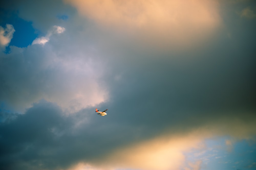 Un petit avion volant dans un ciel nuageux