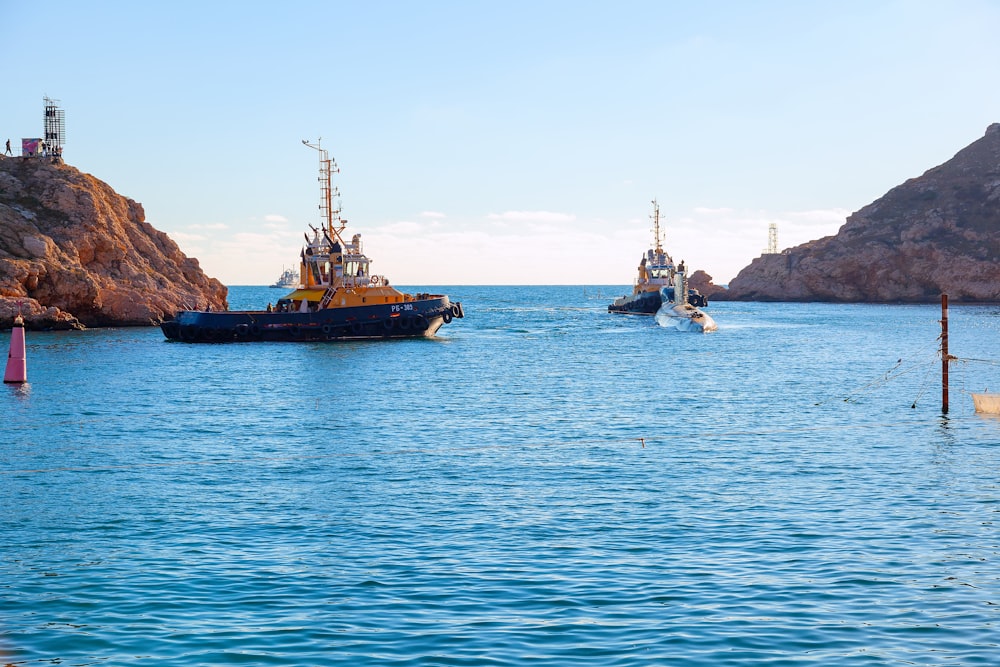 ein paar Boote, die im Wasser sind