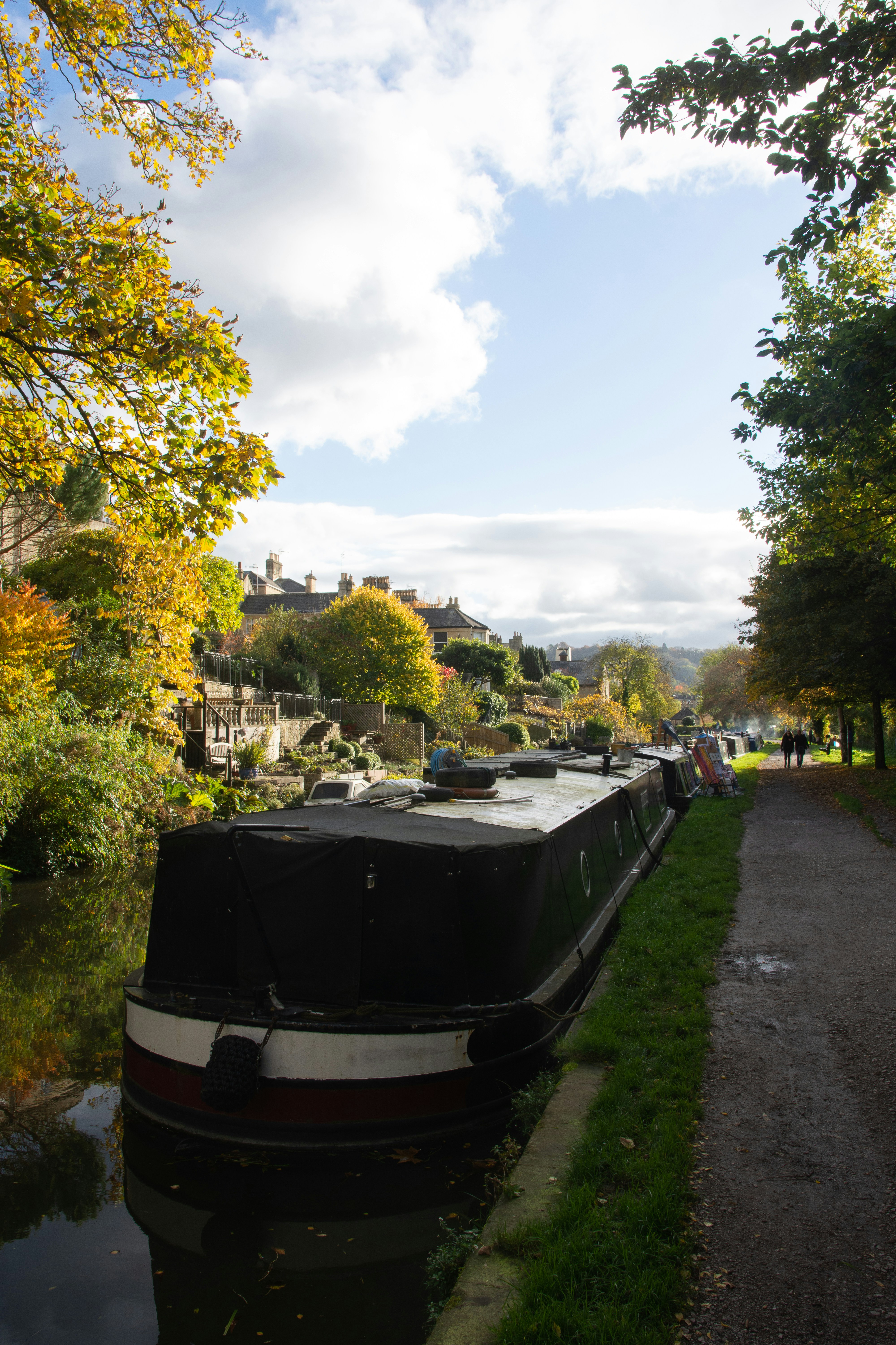 Ein Boot ist am Straßenrand geparkt