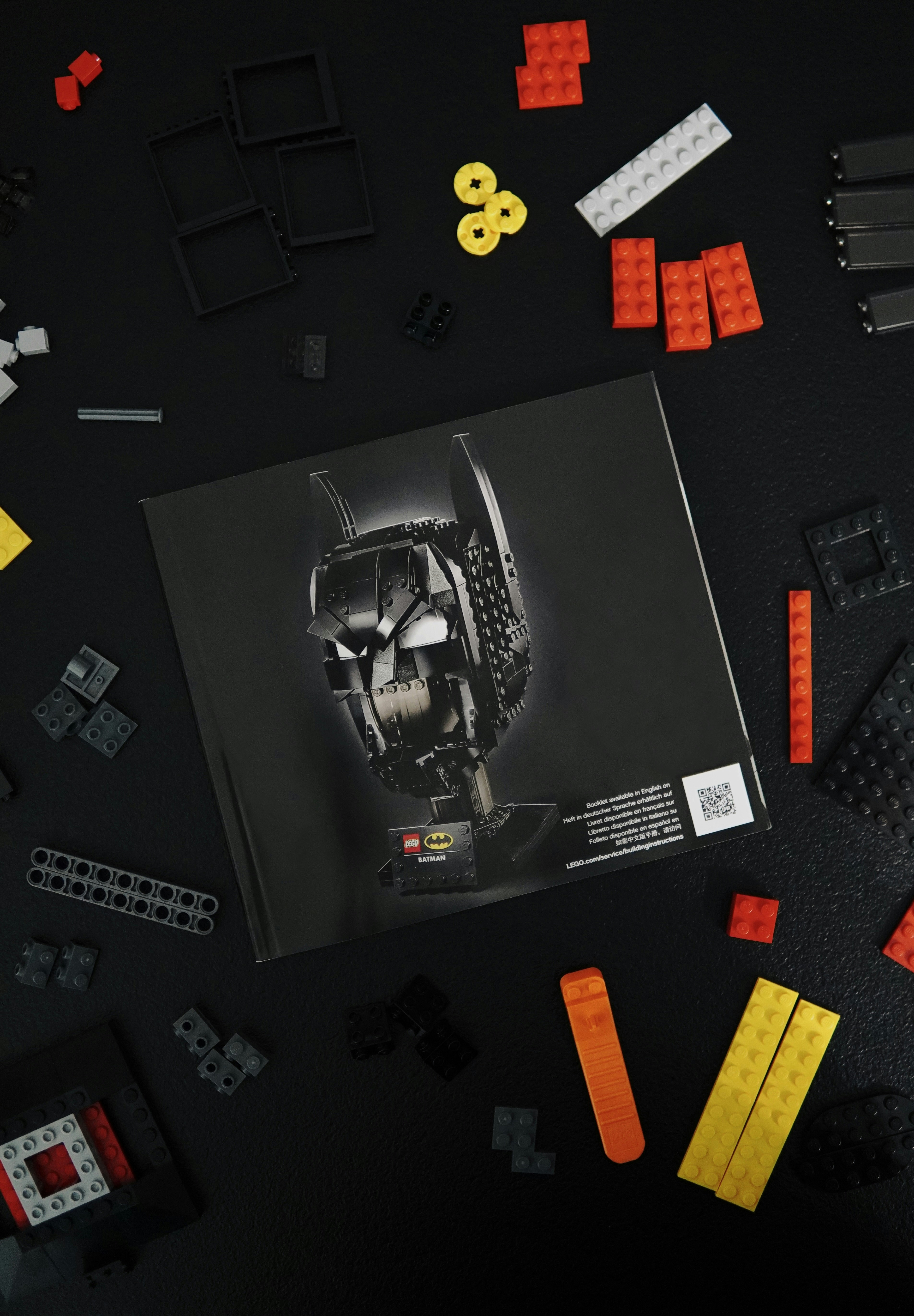Ein LEGO Batman Filmplakat umgeben von Legos
