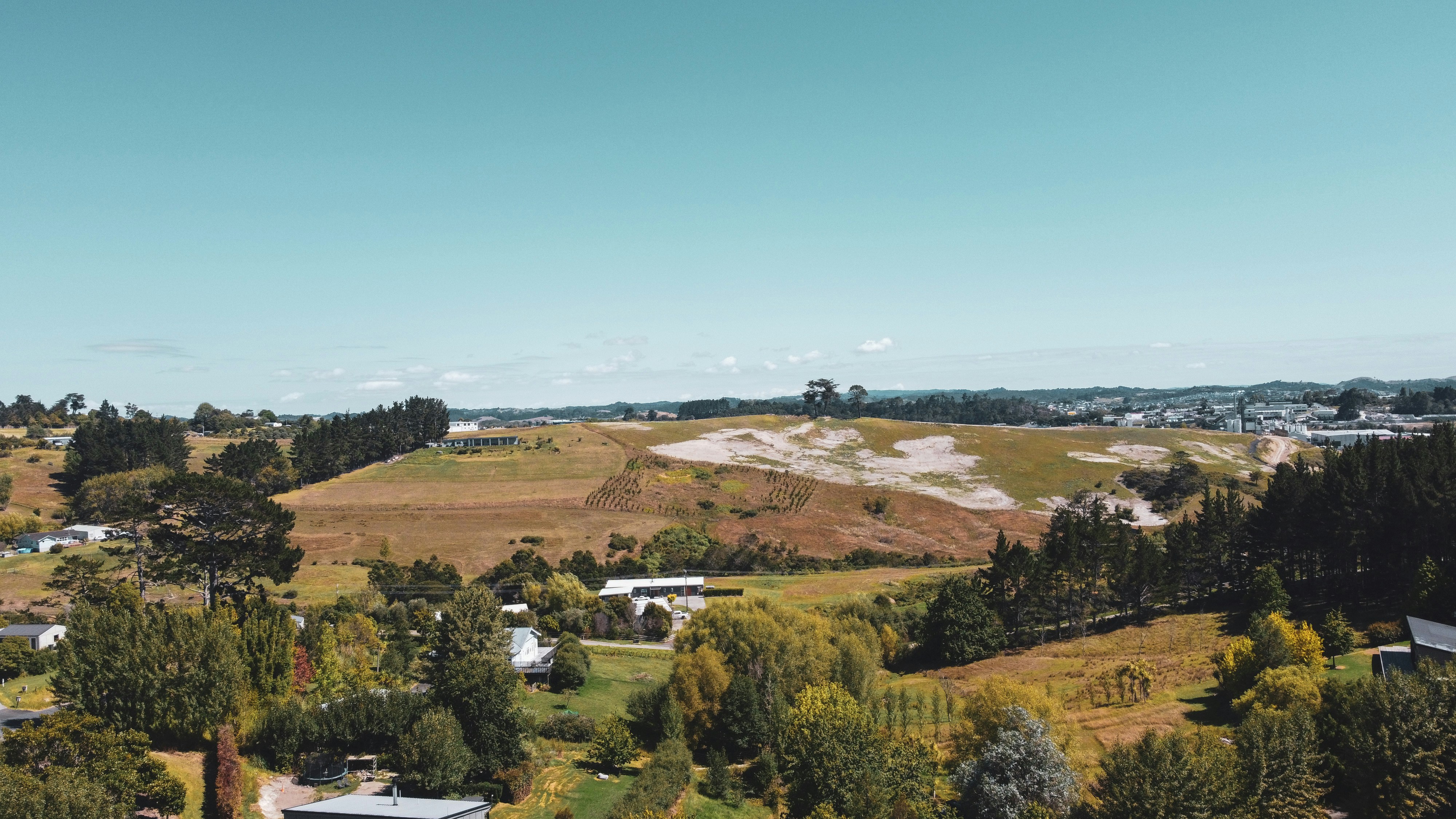 An aerial view of a small town surrounded by trees photo – Free Land ...