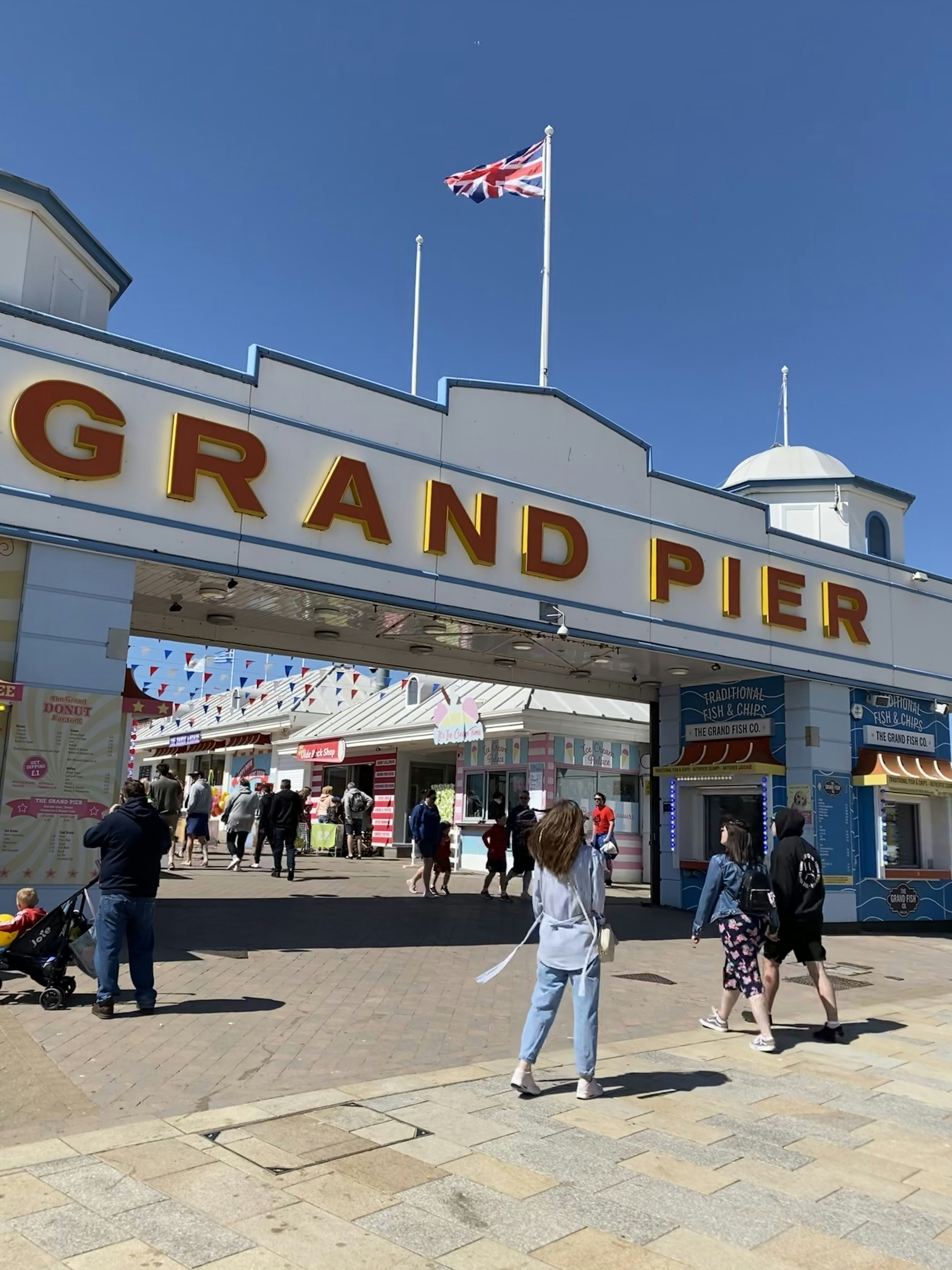 Eine Gruppe von Menschen, die vor einem Gebäude gehen