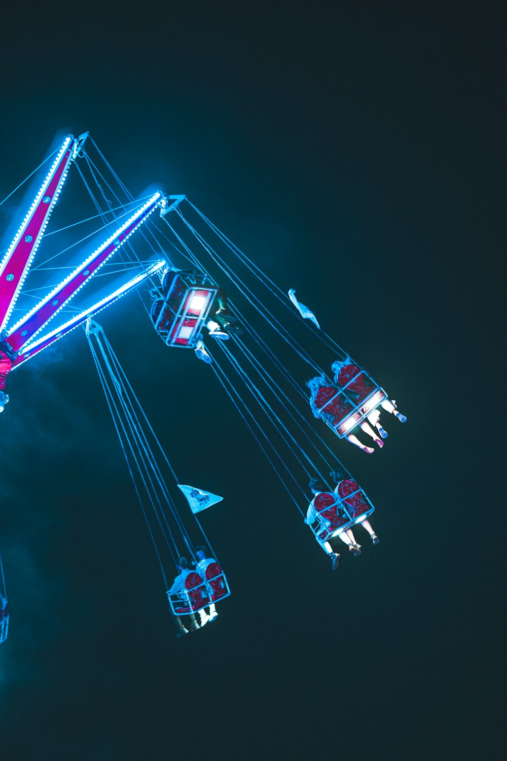 a carnival ride is lit up at night