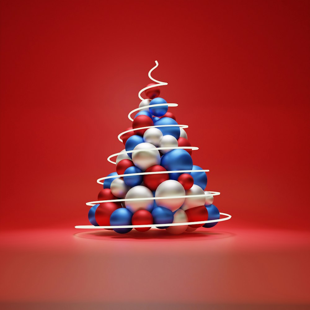 Un sapin de Noël rouge, blanc et bleu sur fond rouge