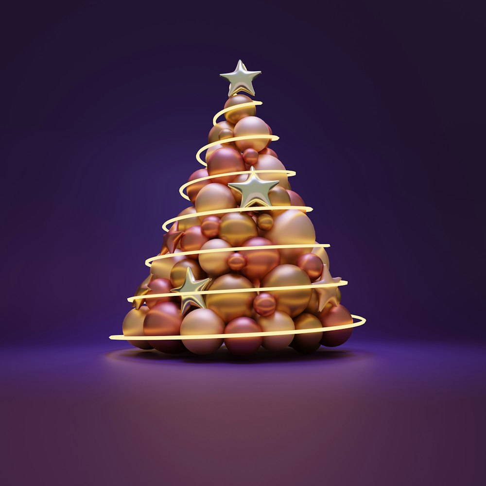 uma árvore de Natal feita de bolas brilhantes