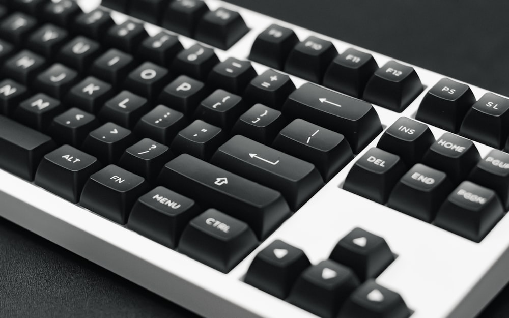 a black and white photo of a keyboard