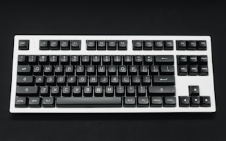 a black and white photo of a keyboard
