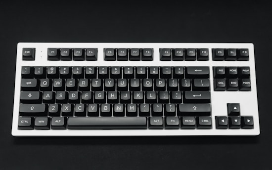 a black and white photo of a keyboard