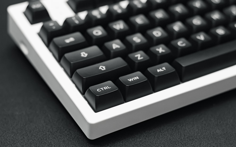 Gros plan d'un clavier noir et blanc photo – Photo Électronique