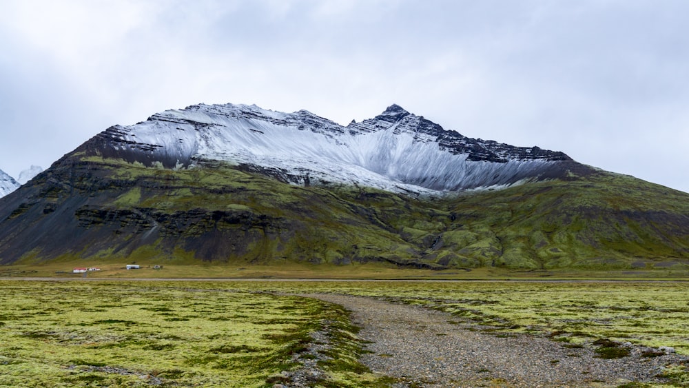 una montagna con un sentiero che la attraversa