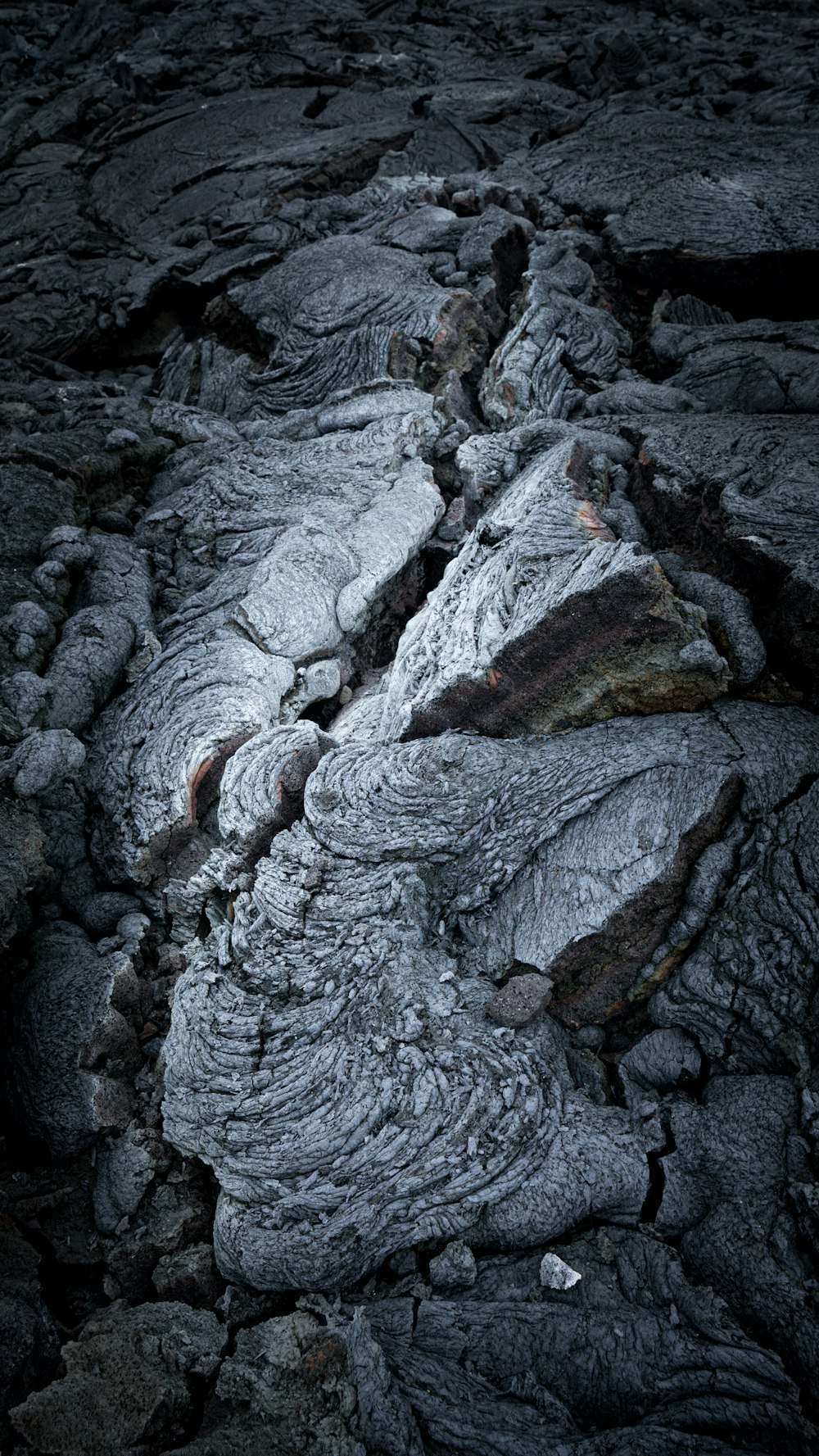 une formation rocheuse avec une très grande fissure au milieu