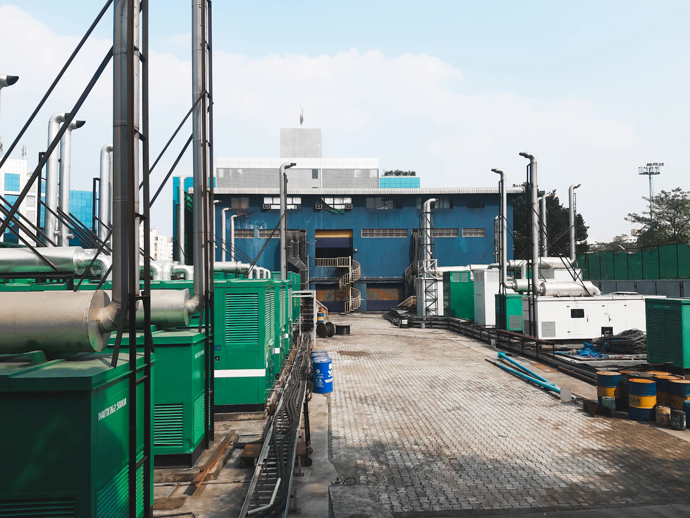 Instalación industrial con generadores y equipos auxiliares