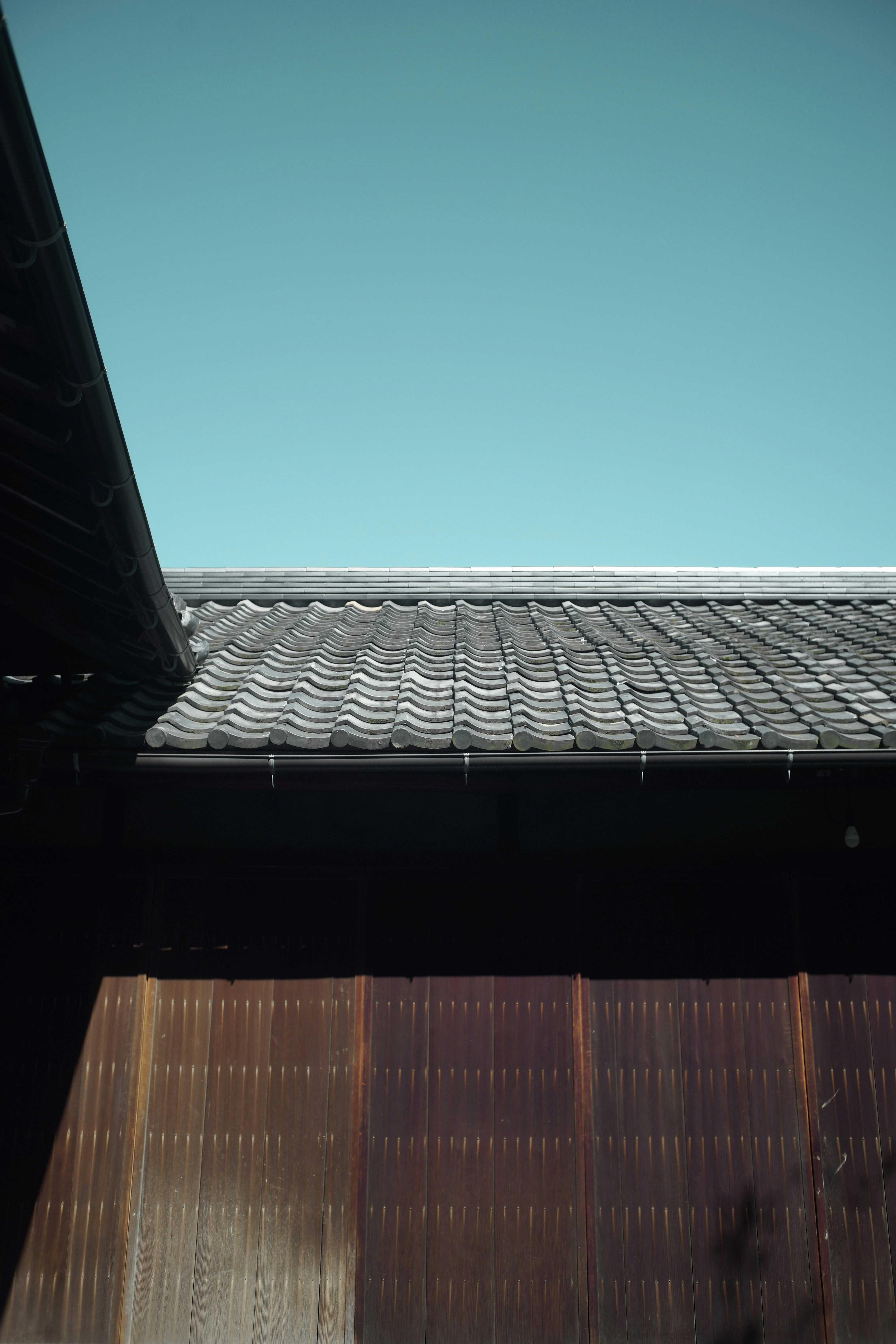 the roof of a building with a sky background