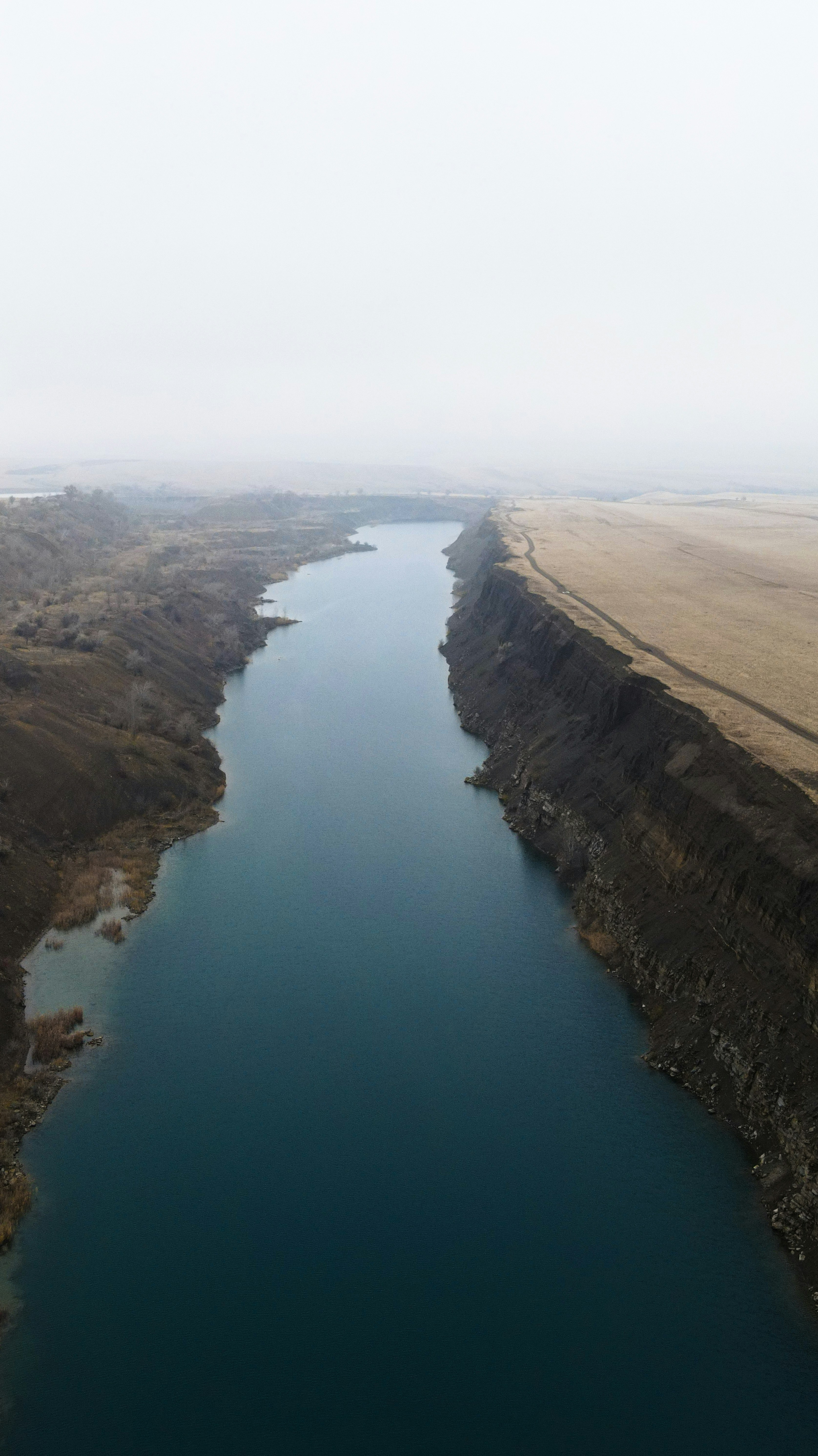 una gran masa de agua rodeada de tierra
