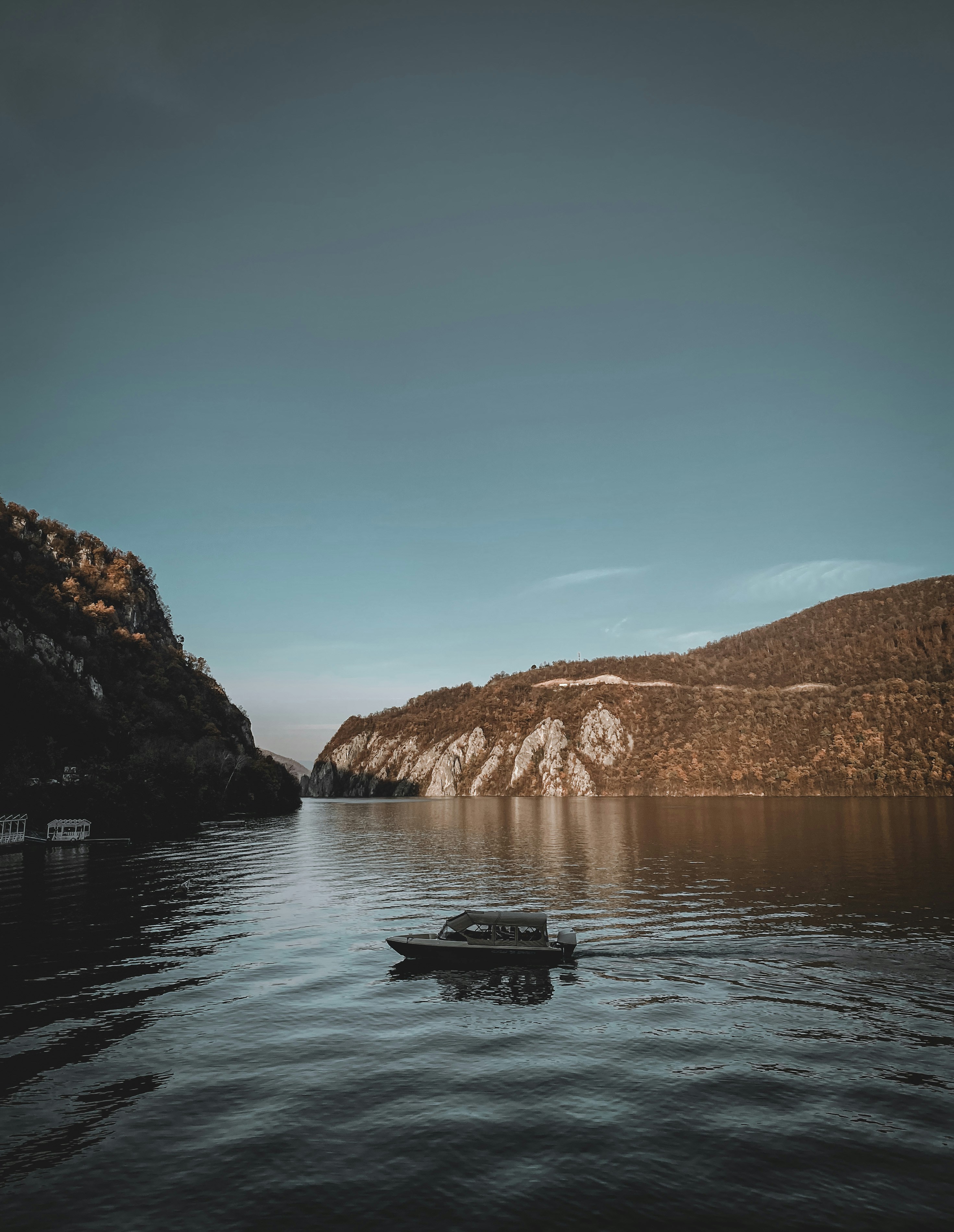 Un barco flotando sobre un cuerpo de agua