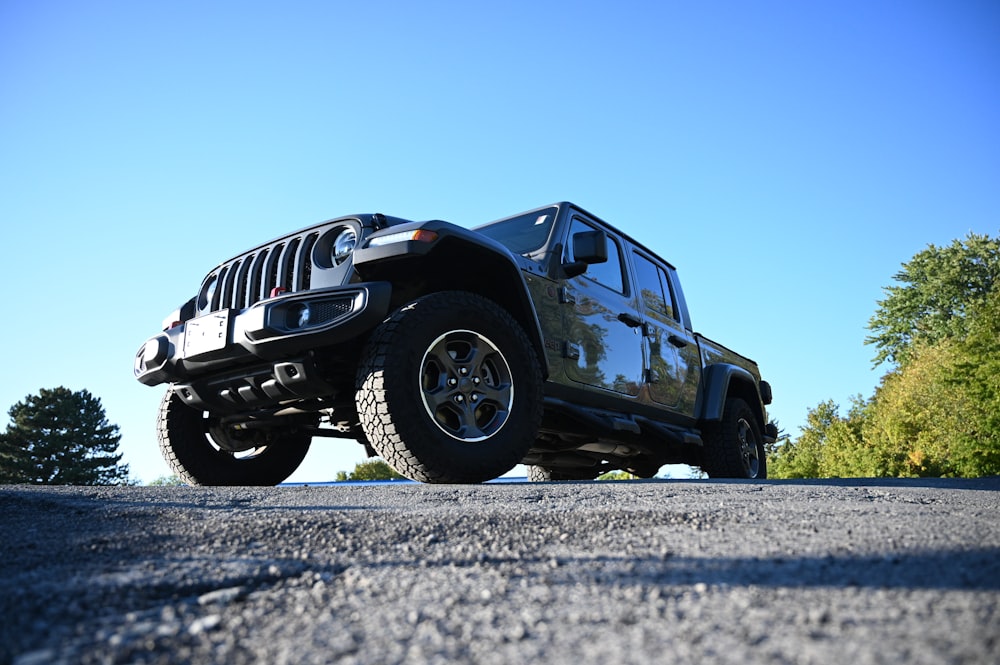 Un jeep está estacionado al costado de la carretera