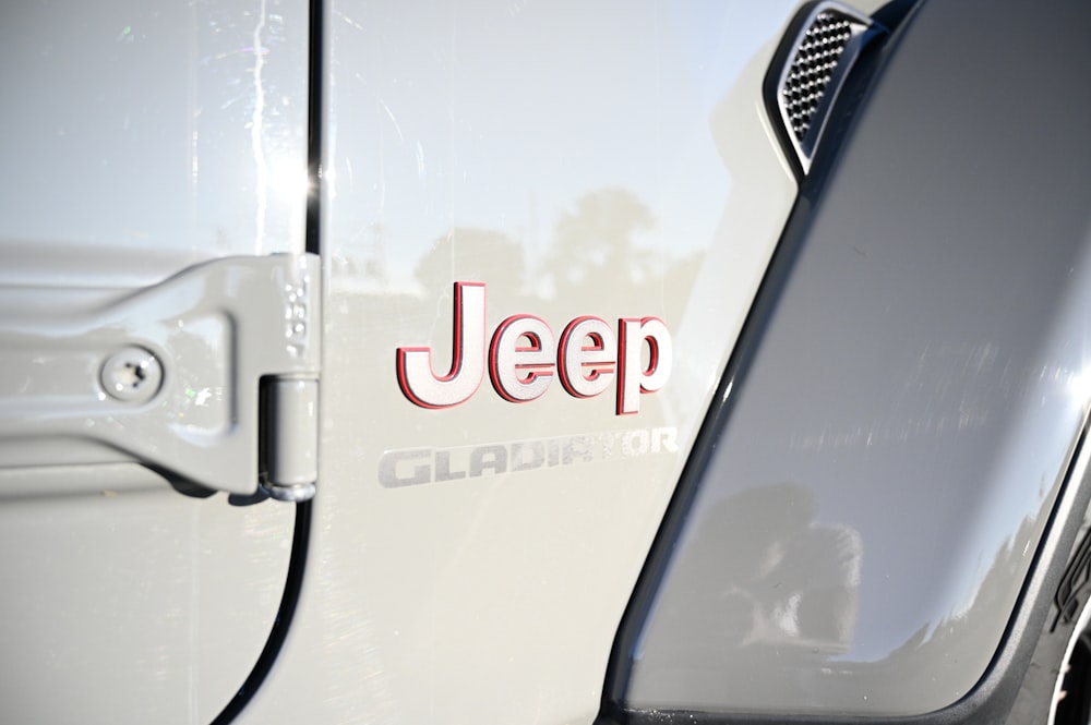 Una Jeep con il logo Jeep sul lato
