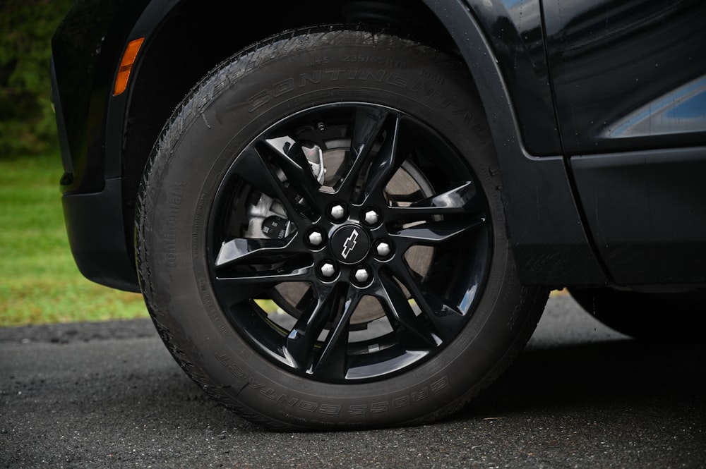 um close up de um pneu em um caminhão preto
