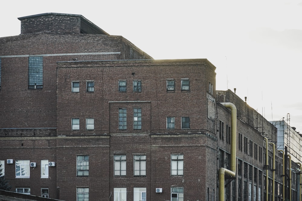 a tall brick building with a traffic light in front of it