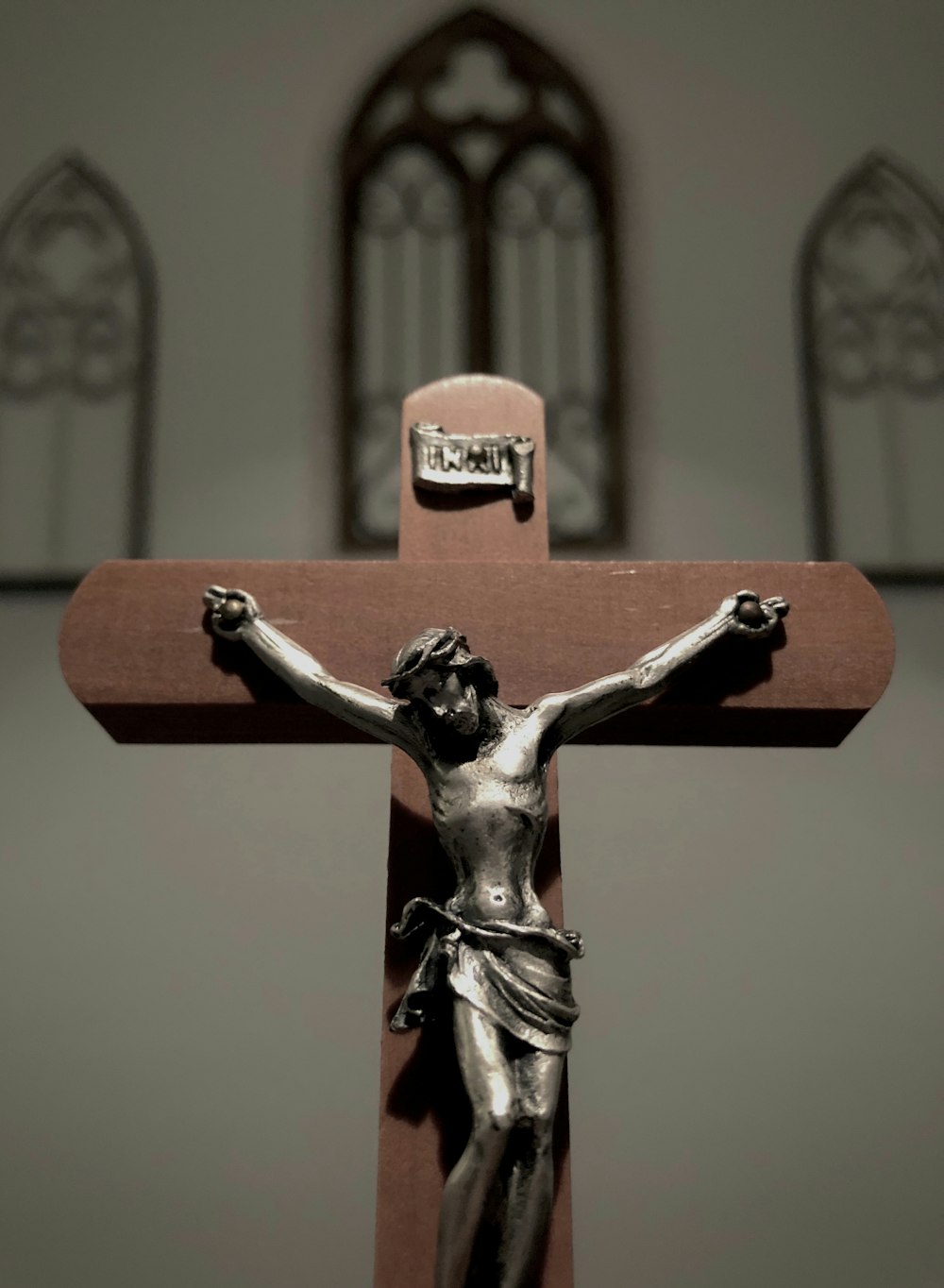 uma cruz com uma estátua de Jesus sobre ela