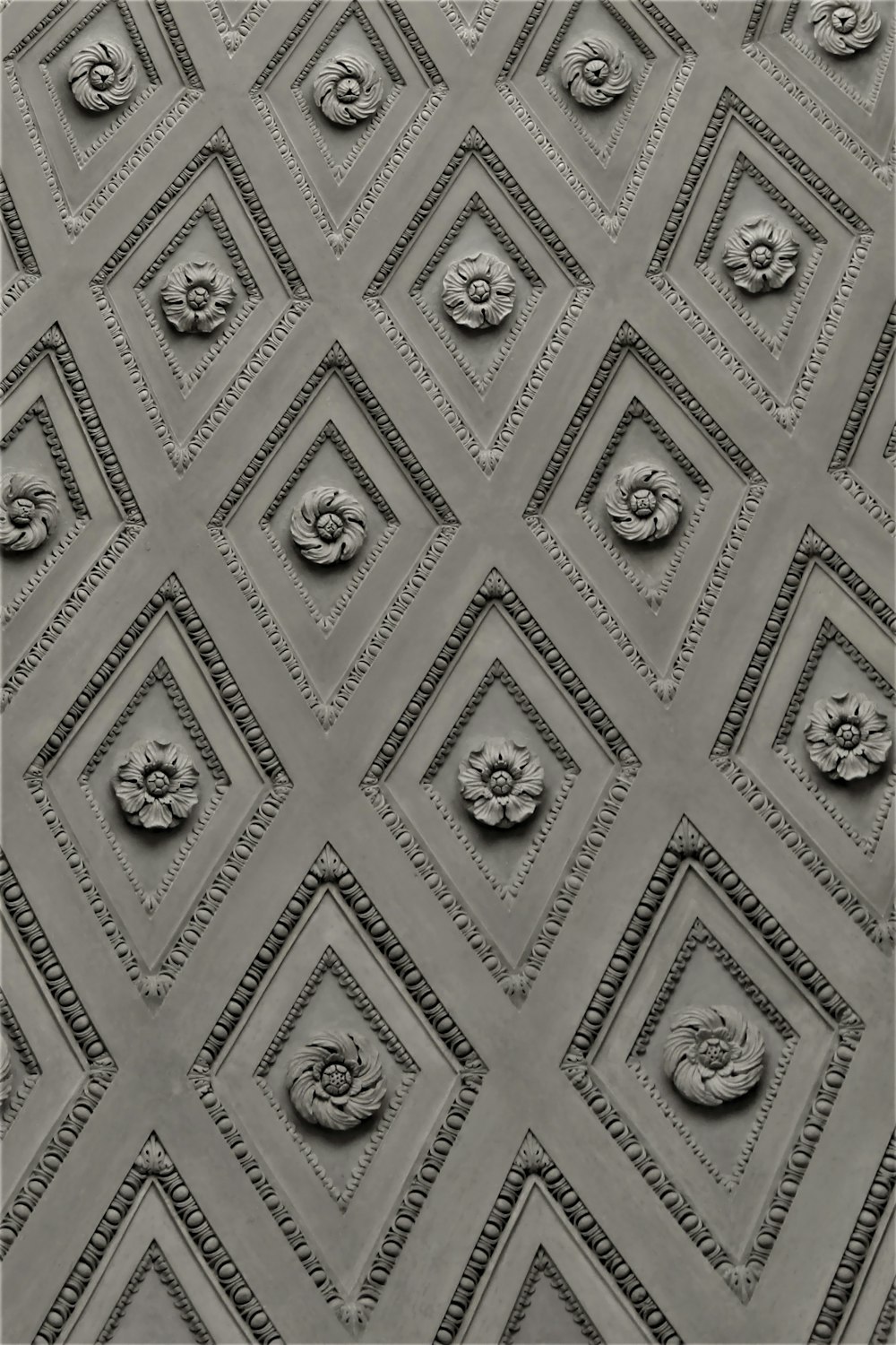Una foto en blanco y negro de un techo