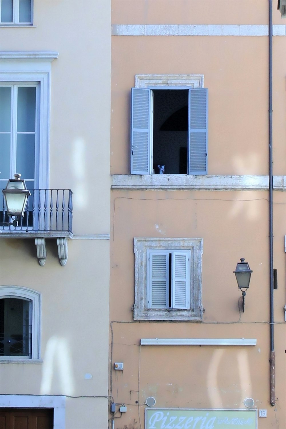 Un edificio alto con dos balcones y dos ventanas