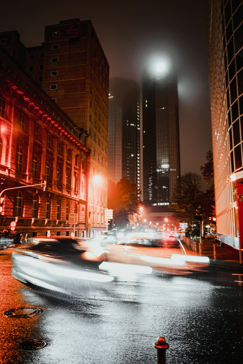 a blurry picture of a city street at night