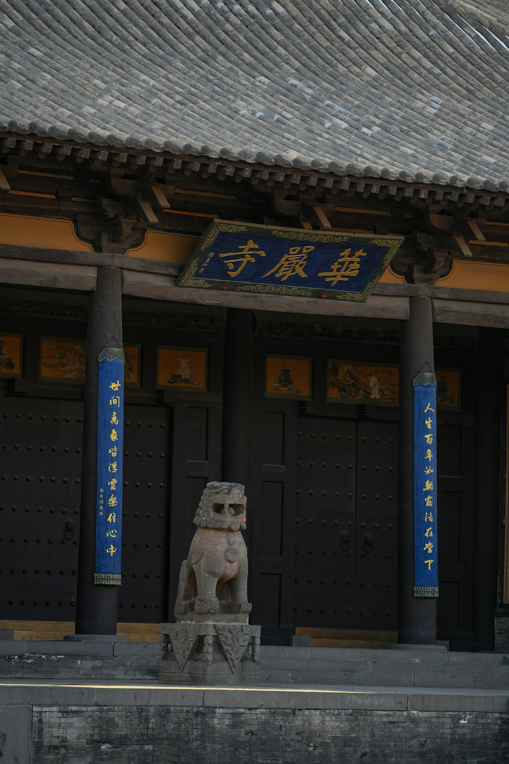 a statue of a lion in front of a building