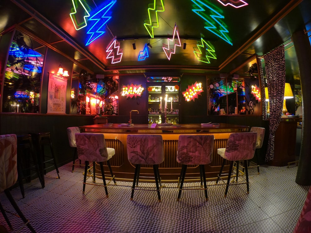 Foto Un bar con muchas luces de neón en el techo – Imagen Silla gratis en  Unsplash