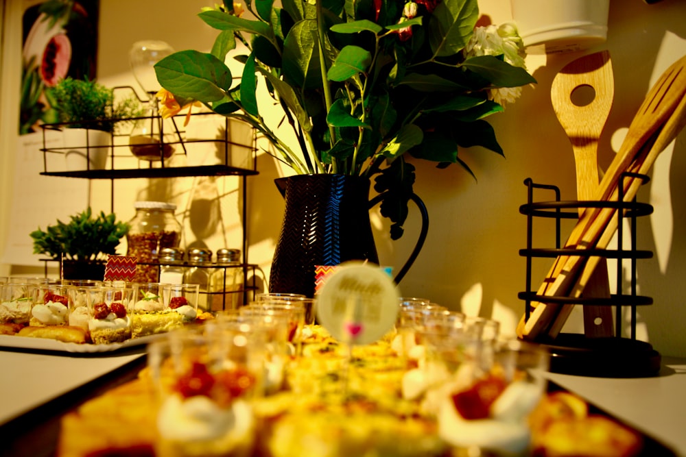 ein Tisch mit Tellern mit Essen und eine Vase voller Blumen