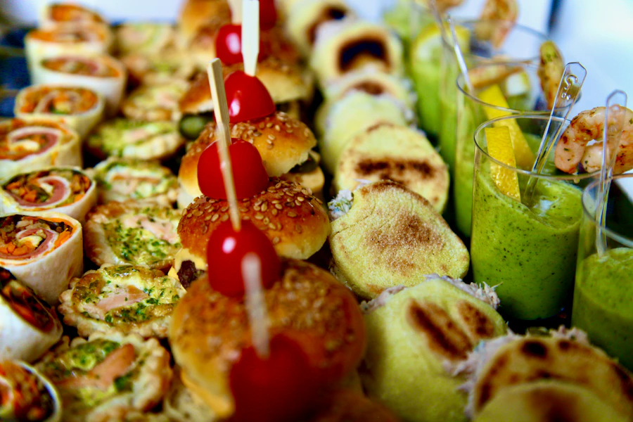 Plateau varié d'entrées et tapas pour cocktail ou buffet