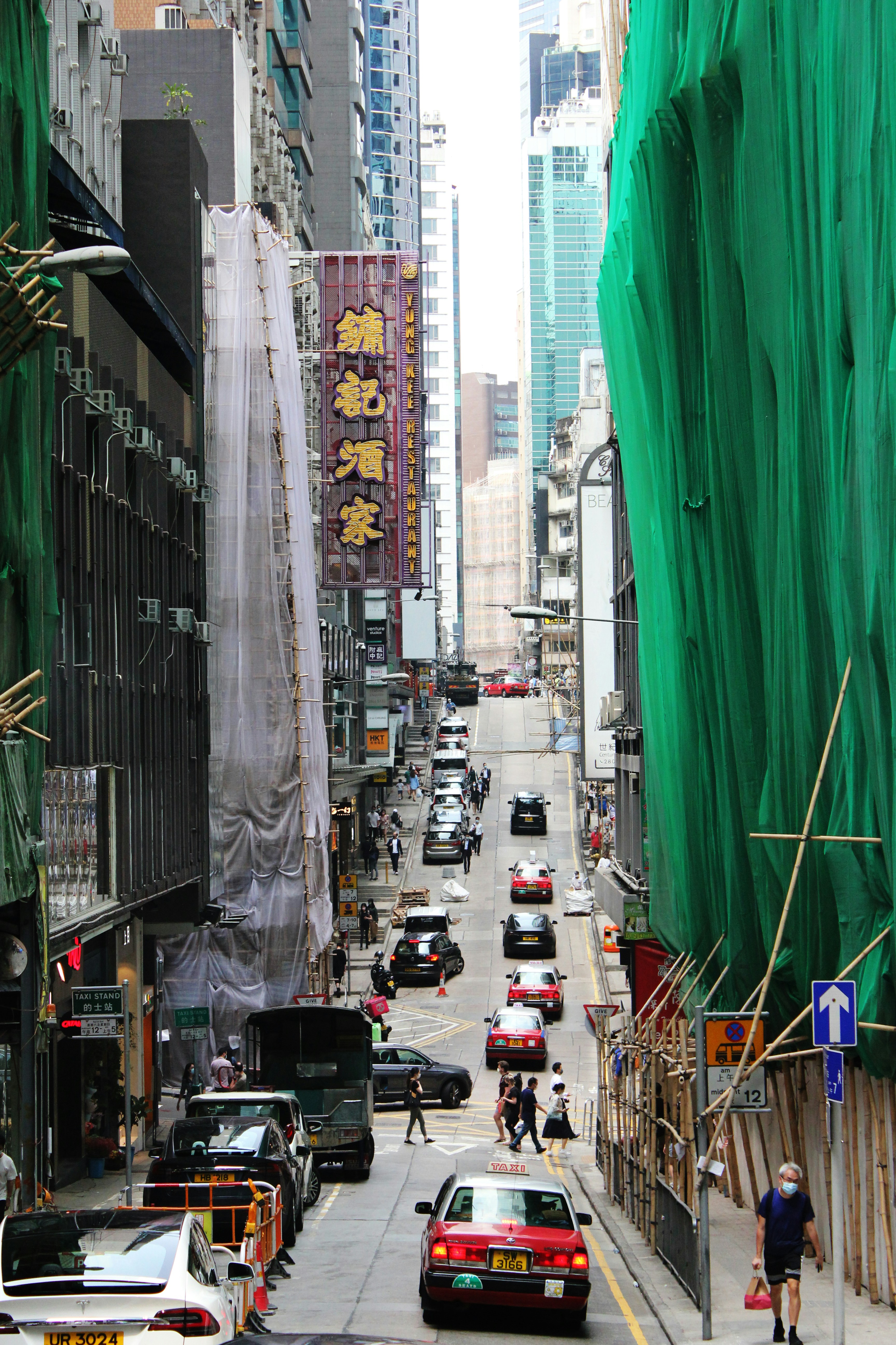 Une rue de la ville remplie de beaucoup de circulation et de grands immeubles